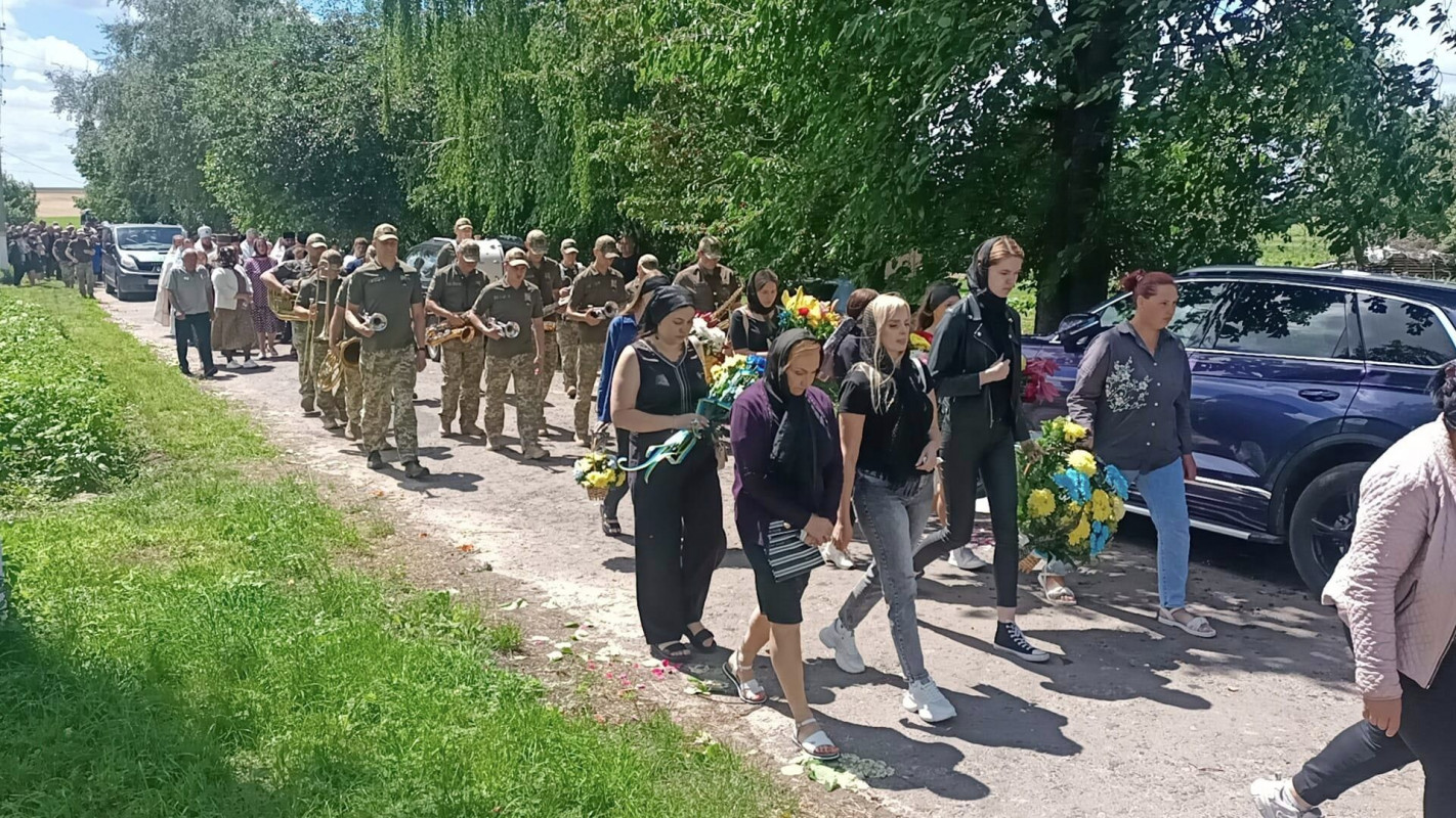 У селі на Волині в останню дорогу провели 31-річного Героя Володимира Столярчука