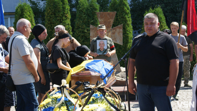 Рідні сподівалися, що в полоні, але дива не сталося: у Рожищі провели в останню путь воїна Миколу Катеринюка