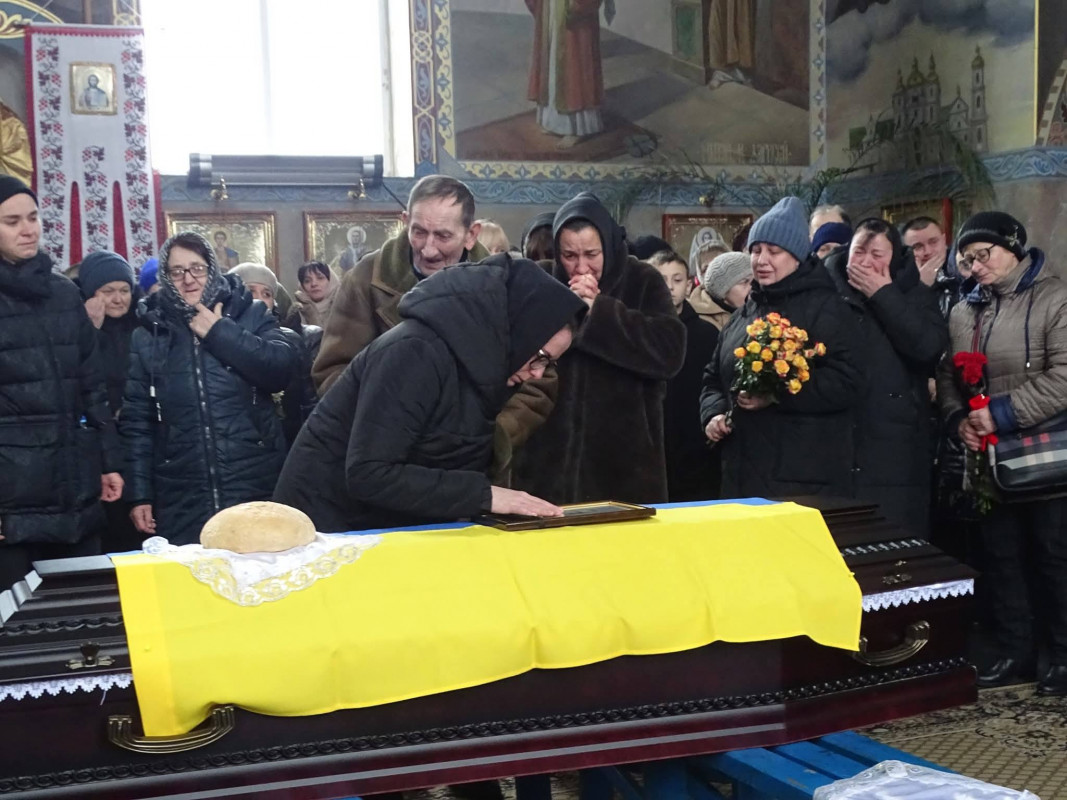 Повернувся додому «на щиті»: волиняни провели на вічний спочинок полеглого капітана Олександра Євтушка