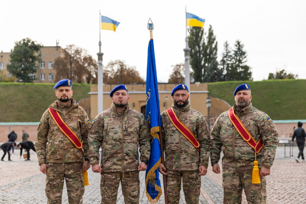 Президент Зеленський вручив бойовий прапор командиру «Любарта» Вадиму «Янкі» Крикуну