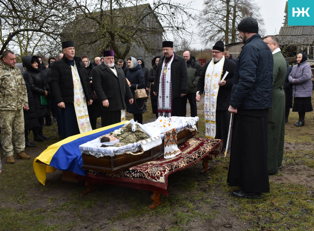 Загинув на війні у розквіті сил: на Волині в останню дорогу провели відважного Героя Богдана Диня