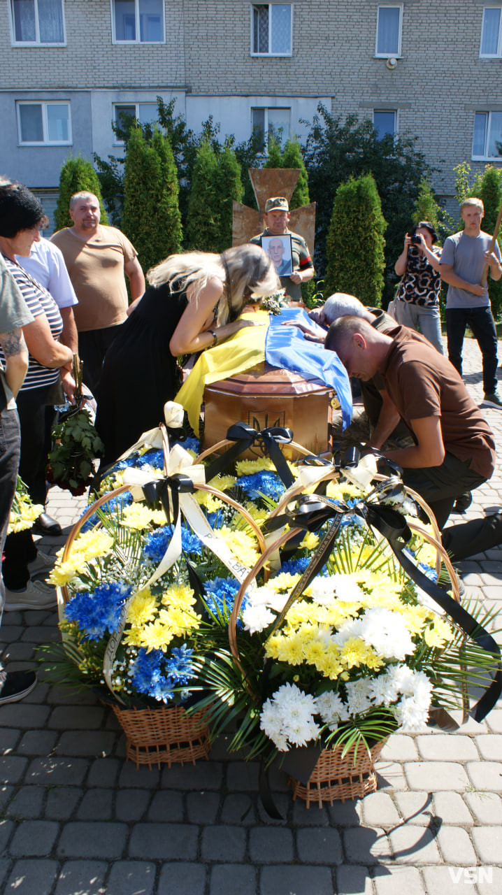 Рідні сподівалися, що в полоні, але дива не сталося: у Рожищі провели в останню путь воїна Миколу Катеринюка