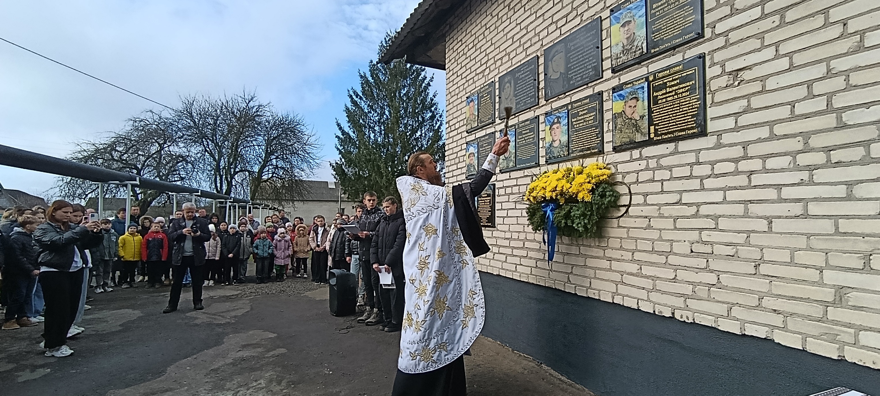 На фасаді сільського ліцею на Волині відкрили аж сім меморіальних дощок загиблим Героям