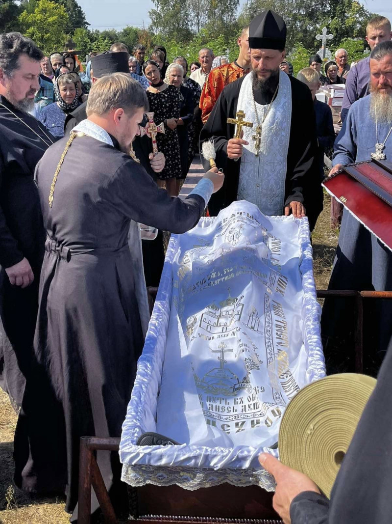 33 роки служив людям і Богу: на Волині попрощалися зі священником