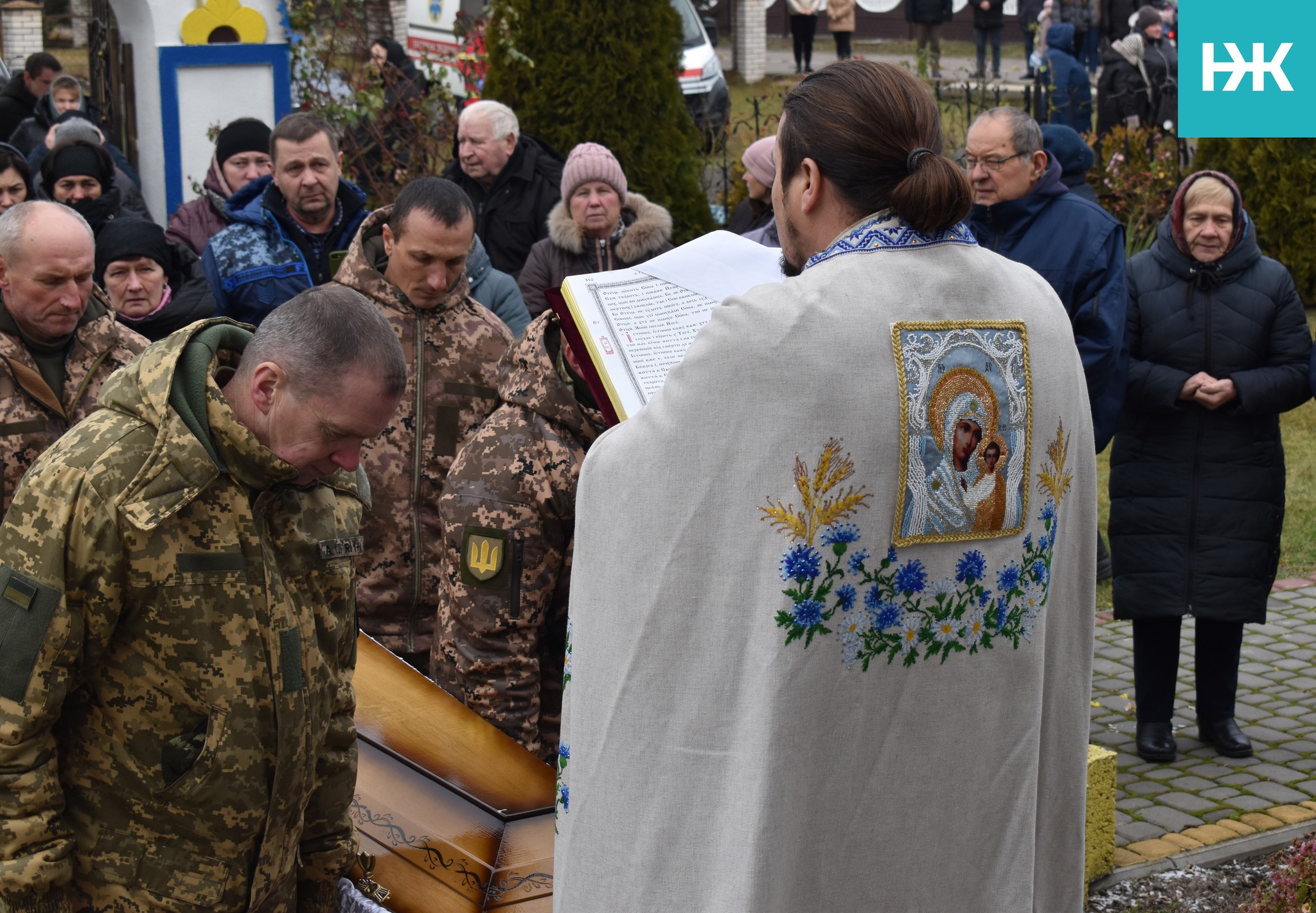 Згорьована матір зустріла свого синочка «на щиті»: на Волині поховали Героя Миколу Цапука