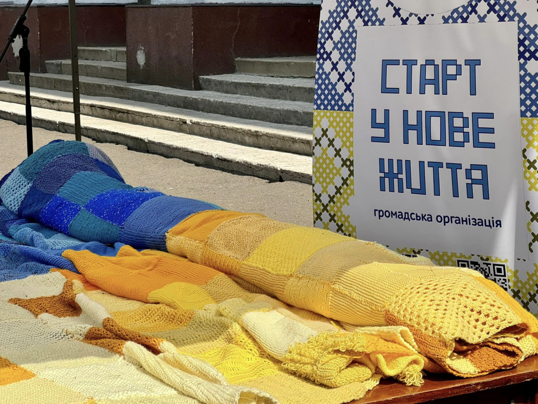 У місті на Волині розгорнули найбільший в'язаний прапор України