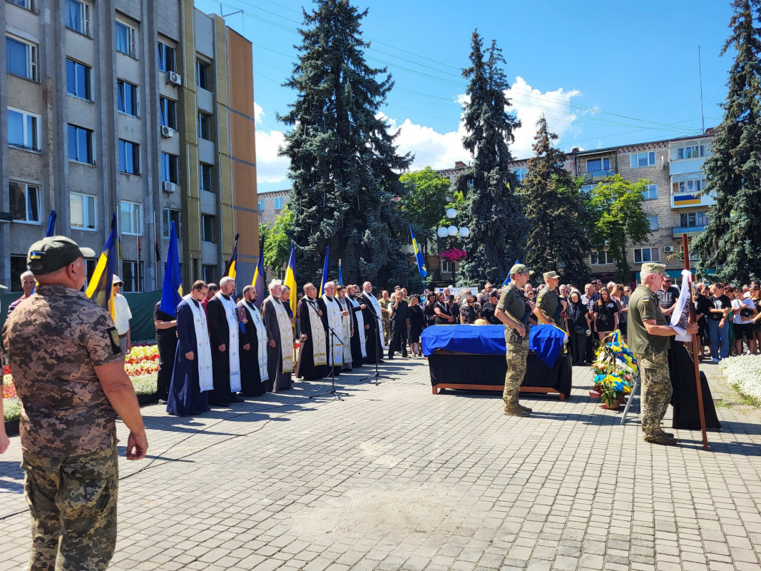 Син і донька втратили батька: на Волині попрощались з Героєм Дмитром Лисюком