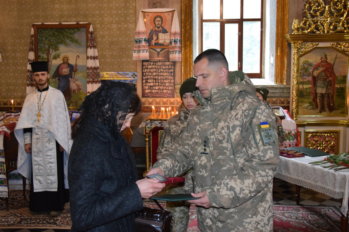 Загинули за Україну: рідним загиблих прикордонників з Волині вручили їхні посмертні нагороди