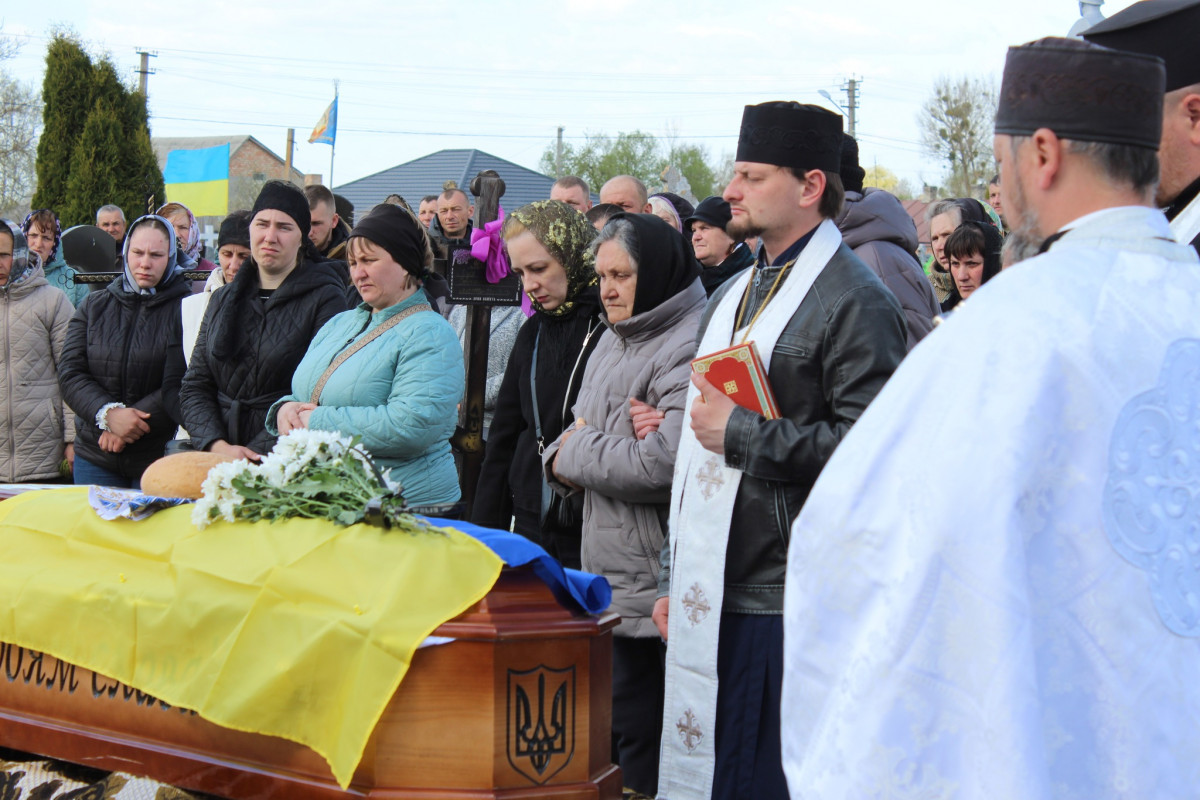 Не дочекалася дружина, не обійняла мама: волиняни попрощалися з полеглим Героєм Дмитром Демчуком