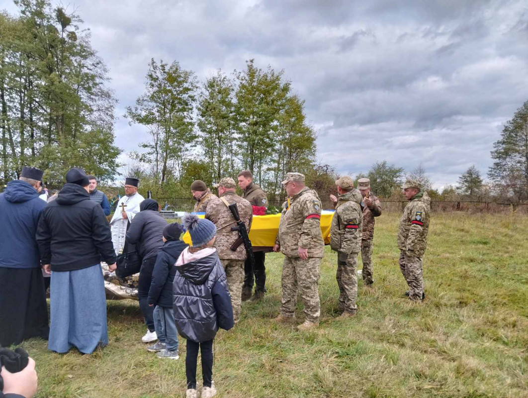 Довгий час вважався безвісти зниклим: на Волині в останню путь провели Героя Віталія Бомазюка