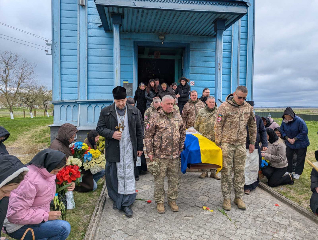 Понад півтора року вважався зниклим безвісти: на Волинь «на щиті» повернувся Герой Дмитро Новосад