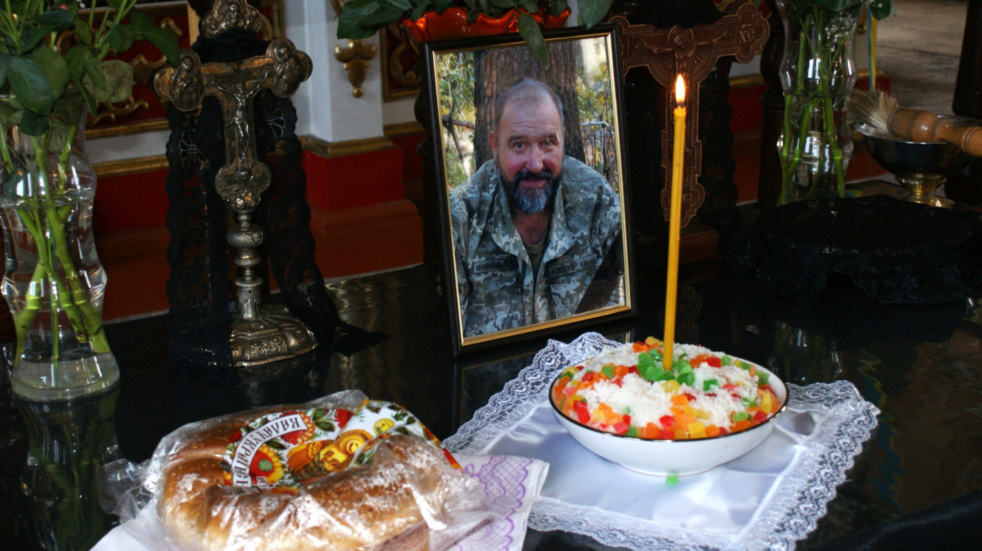 Навколішки і зі сльозами: волиняни попрощалися з Героєм Володимиром Гродським