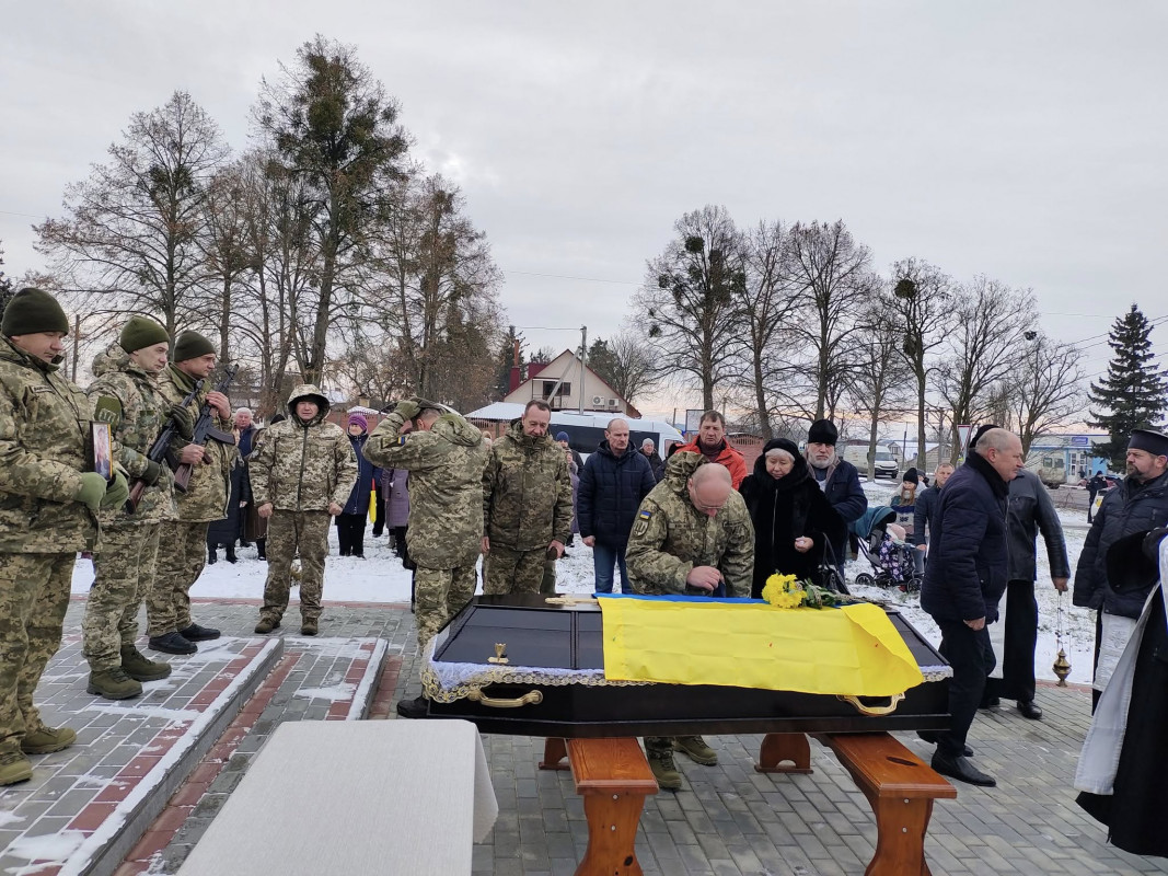 Життя обірвалося у військовій частині: на Волині в останню путь воїна Олега Симоновича