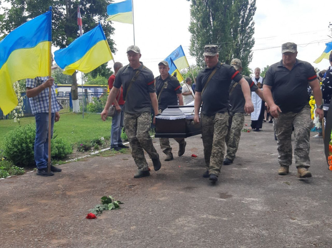 Волиняни на колінах з повним серцем болю попрощалися із загиблим Героєм Володимиром Сидляром