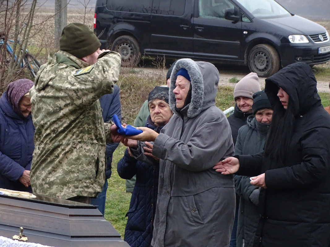 Життя воїна обірвалося на пів слові... Йому назавжди 39: на Волині в останню дорогу провели Героя Дениса Гаврилюка