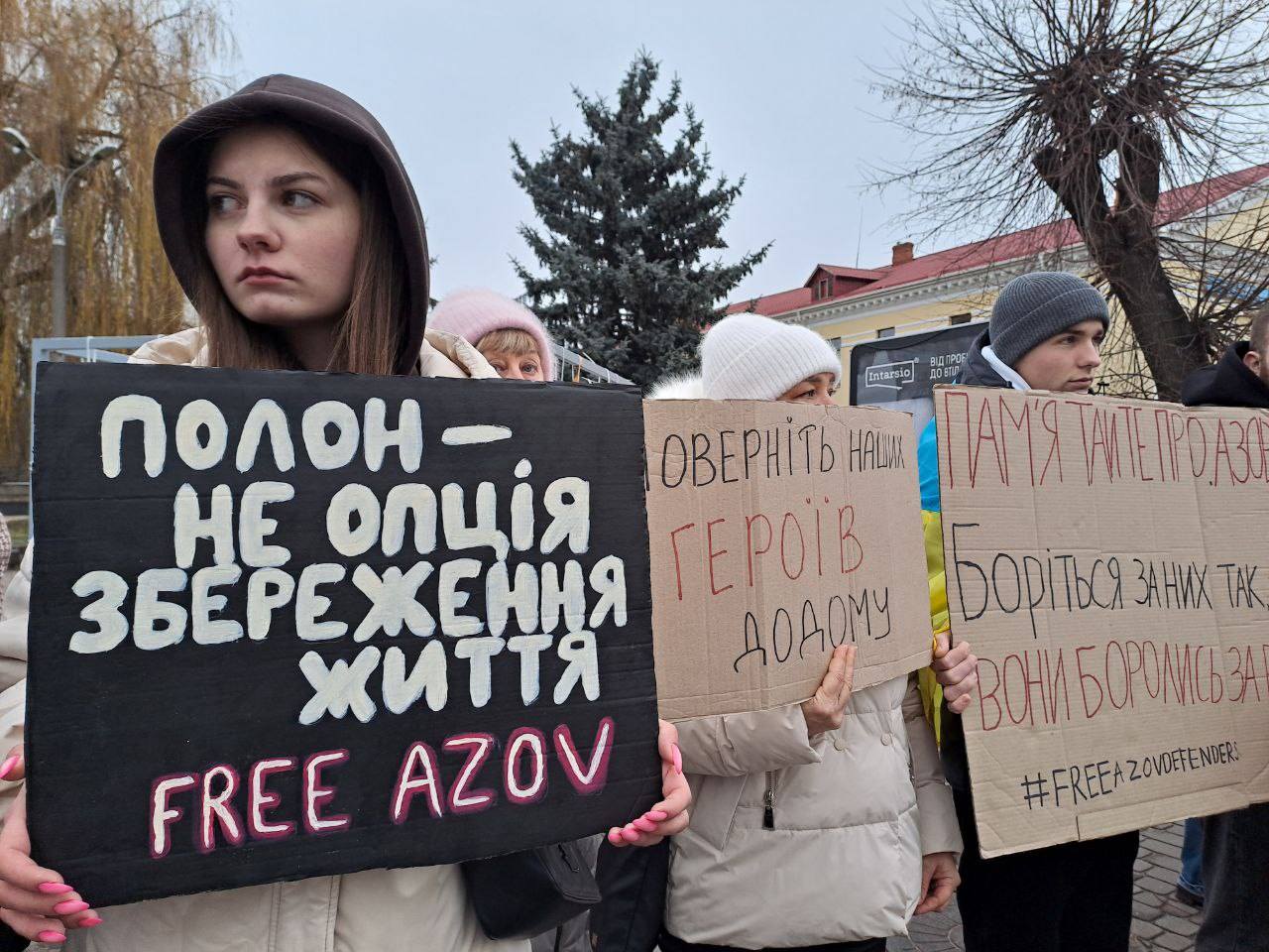 «Не мовчи! Полон вбиває»: на Волині пройшла акція підтримки полонених бійців полку «Азов»