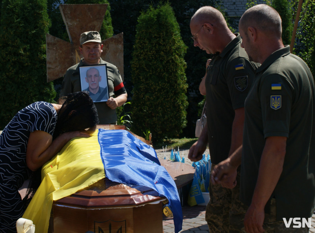 Рідні сподівалися, що в полоні, але дива не сталося: у Рожищі провели в останню путь воїна Миколу Катеринюка