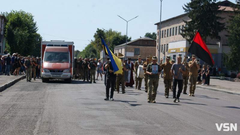 Рідні сподівалися, що в полоні, але дива не сталося: у Рожищі провели в останню путь воїна Миколу Катеринюка