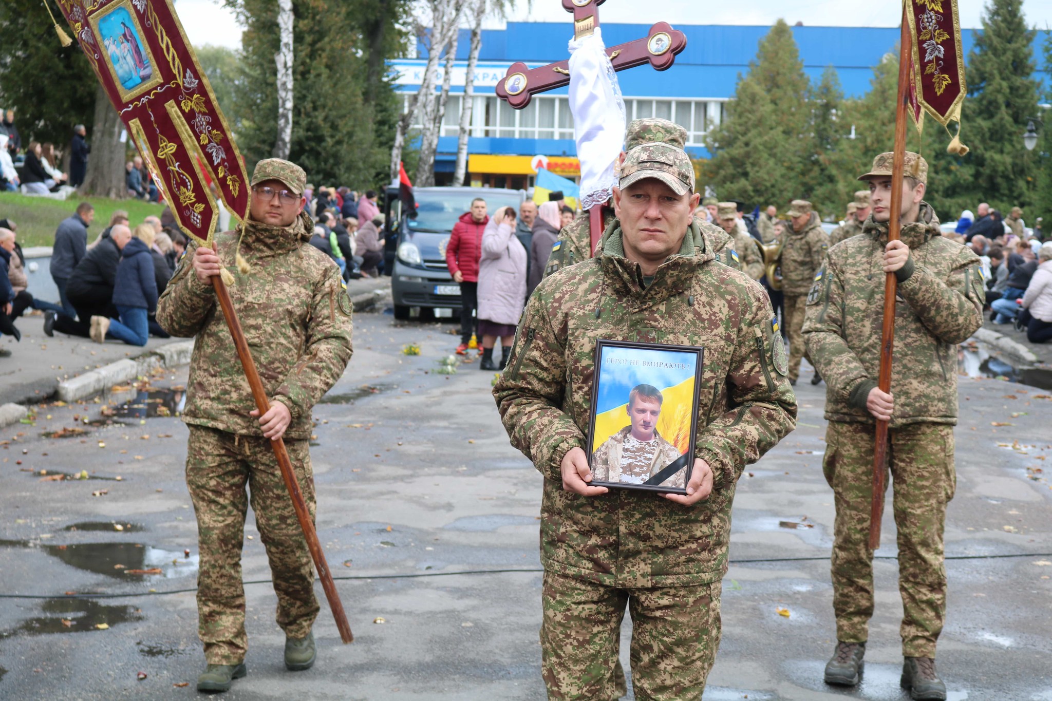 Небесне військо поповнилося ще одним Героєм: на Волині в останню путь провели Героя Олександра Ходачкевича