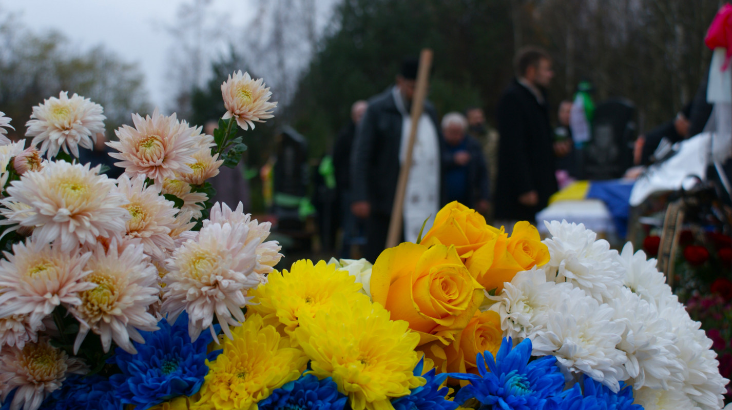 «Встелили всі села квітами, а хлопчика мого немає…»: у громаді на Волині провели в останню дорогу Героя Миколу Загоровця