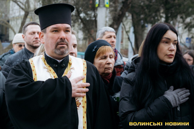 «Він ніколи не думав про себе й не скаржився»: у Луцьку відкрили меморіальну дошку на честь бойового медика Романа Ткача