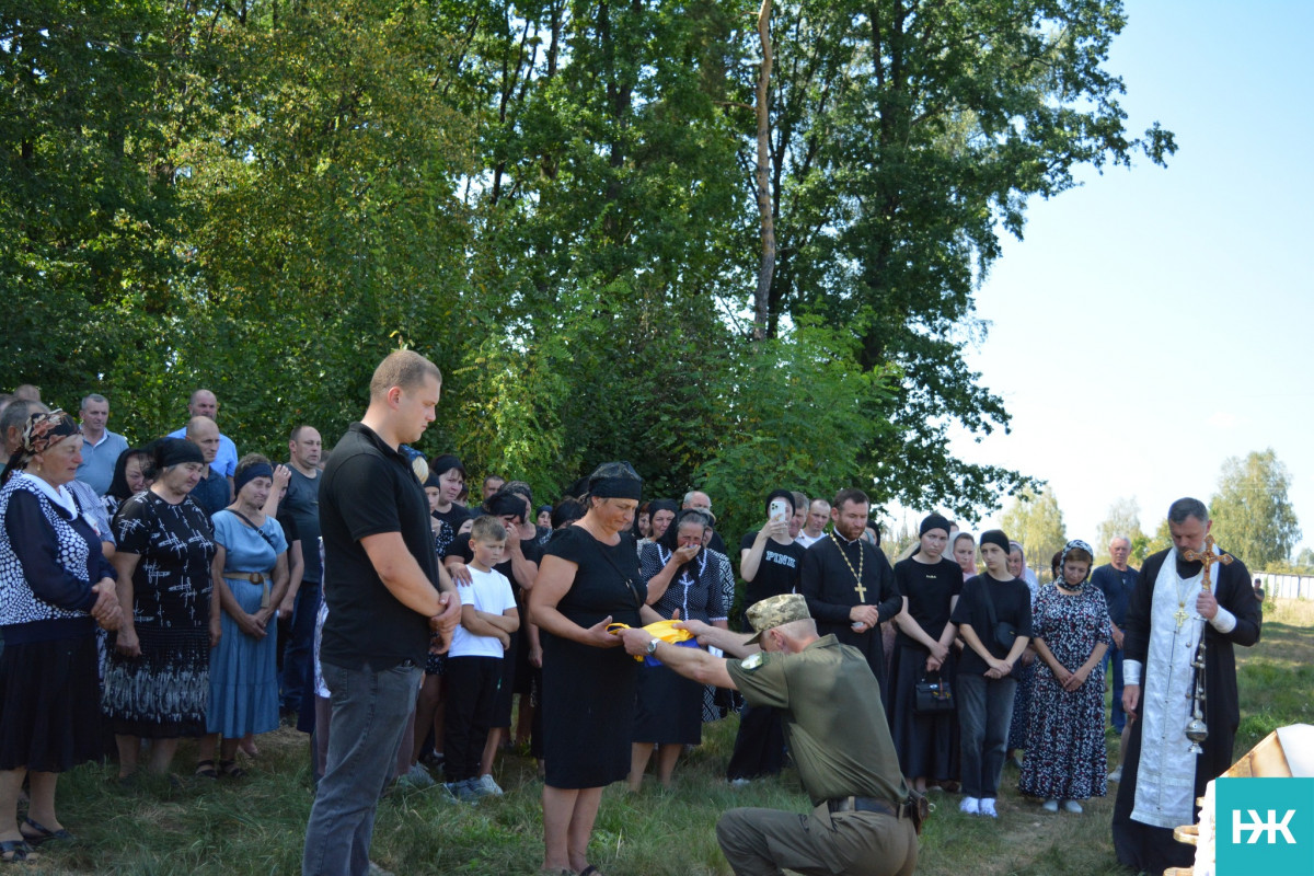 Пройшов крізь жахіття війни: волиняни провели в останню дорогу захисника України Степана Смаля