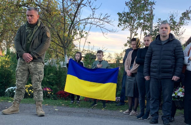 Востаннє додому: у Луцькому районі навколішках зустріли Героя Романа Цисельського