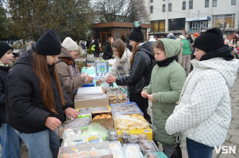 У місті на Волині на благодійному ярмарку зібрали майже 120 тисяч гривень для ЗСУ. Фоторепортаж