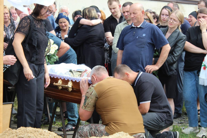 На кладовищі розділили весільний хліб: у громаді на Волині прощалися з молодим Героєм, який загинув на фронті