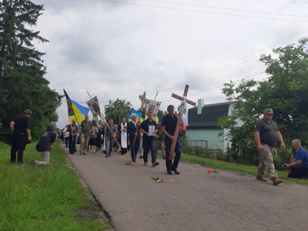 Волиняни на колінах з повним серцем болю попрощалися із загиблим Героєм Володимиром Сидляром