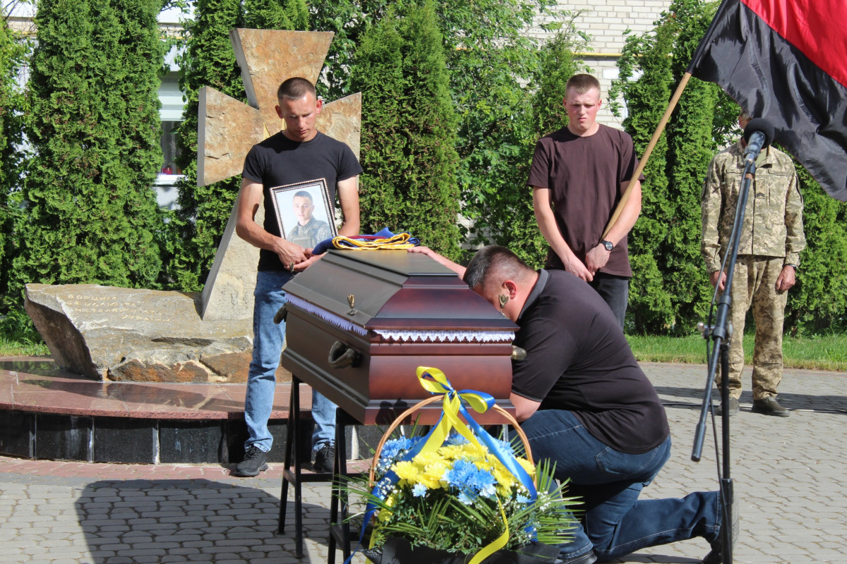 «Врятував побратима ціною власного життя»: на Волині попрощалися з 25-річним Героєм Андрієм Лавренчуком