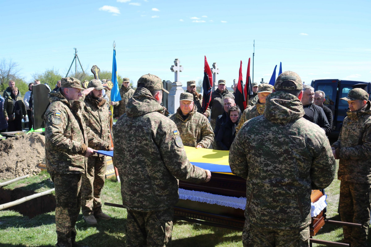 Близько 11 місяців вважався зниклим безвісти: на Волині попрощалися із захисником Василем Фаринюком