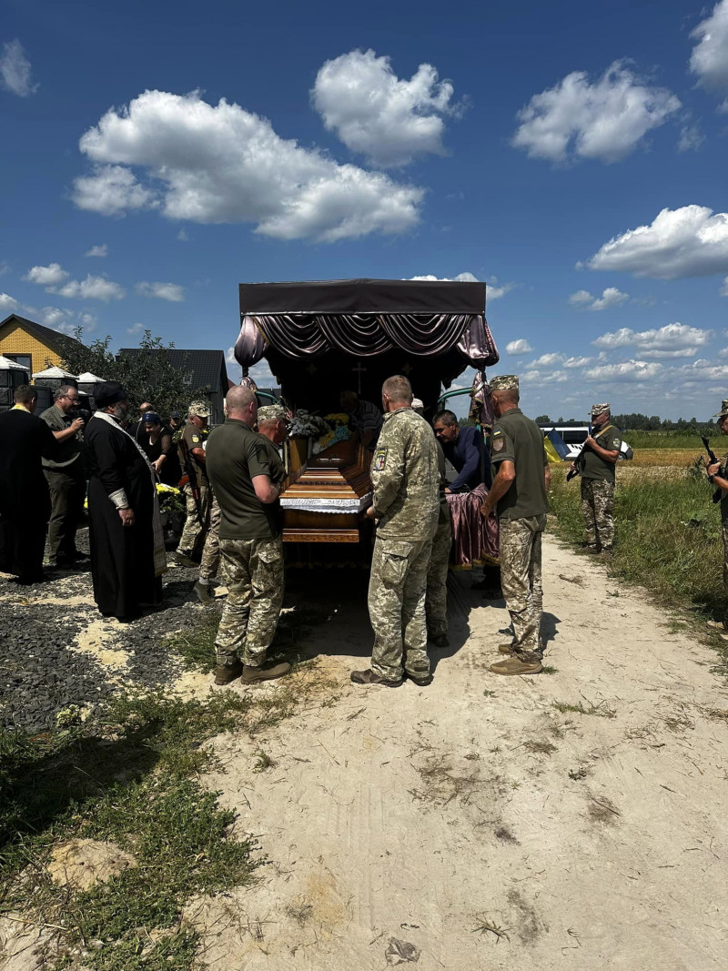 Хірург від Бога: на Волині декілька сотень людей прийшли попрощатися із загиблим бойовим медиком Олександром Ковчем