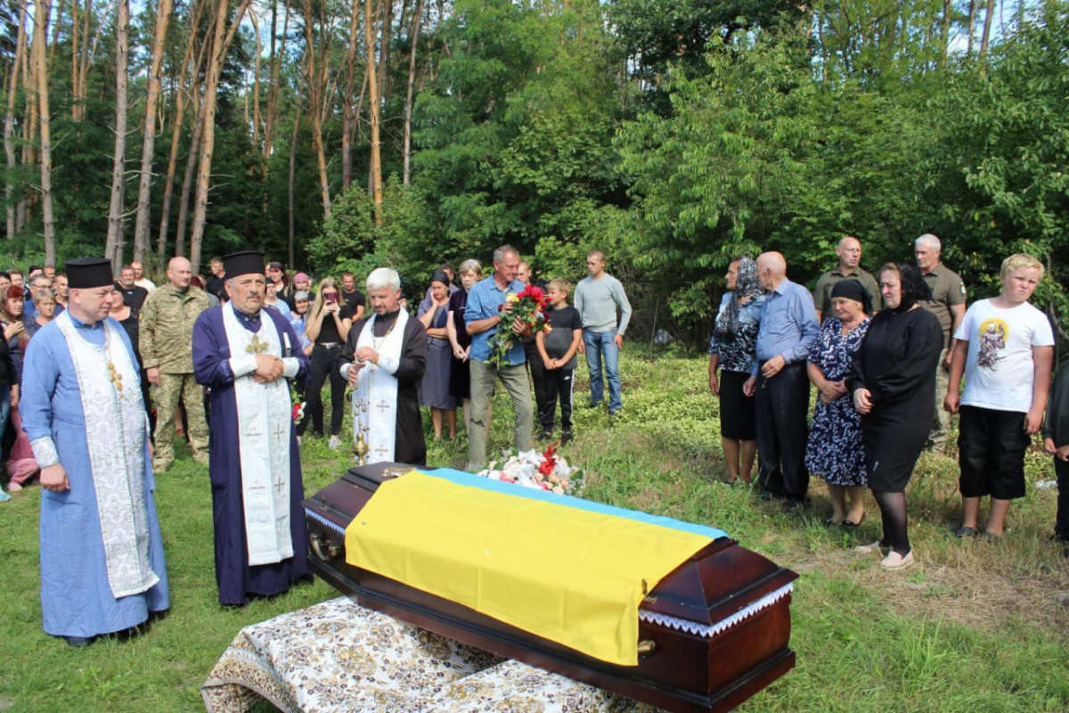 Весільний коровай - у траурній процесії: на Волині попрощалися з Героєм Віктором Бурковським