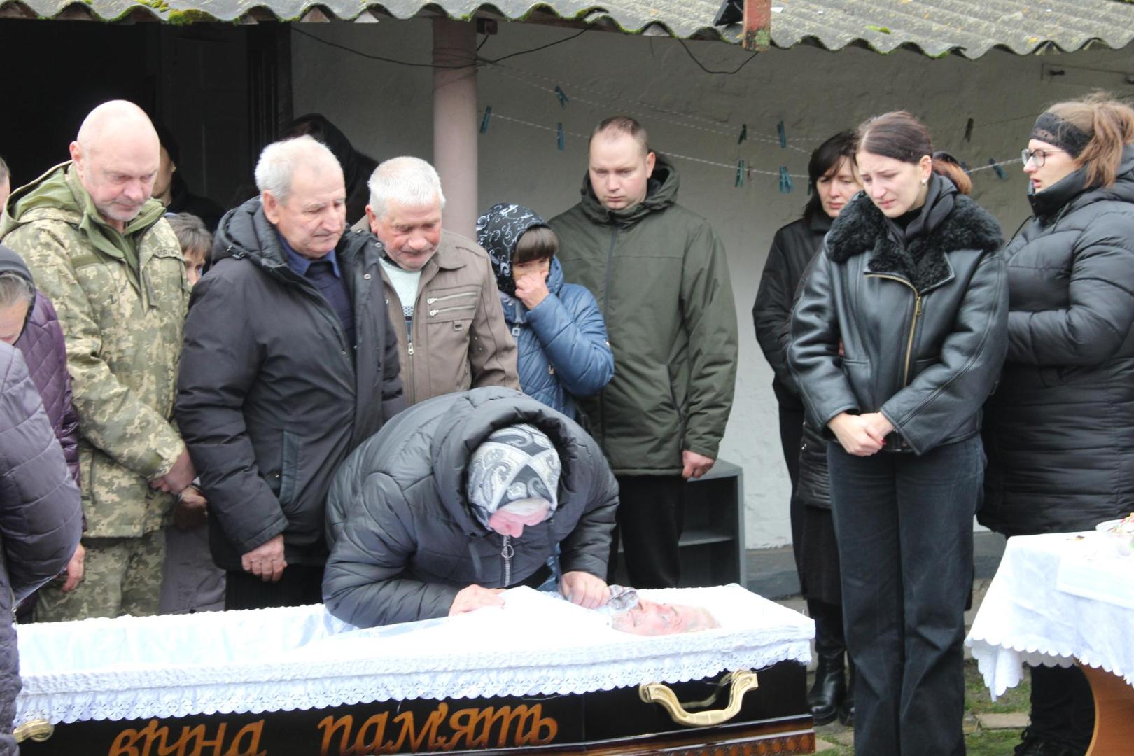 Завтра йому мало виповнитися 55 років: на Волині попрощалися із захисником Василем Савичем