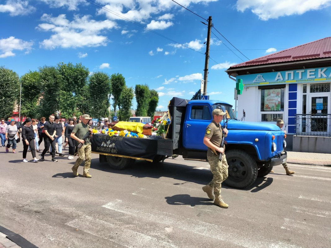 Мати втратила єдиного сина, без батька залишилося троє дітей: у Луцькому районі поховали Героя Сергія Марусюка