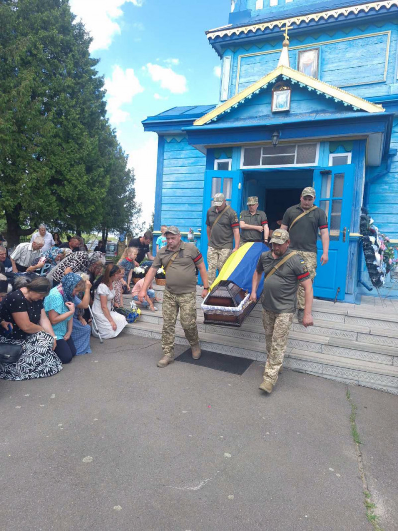 Майже два роки вважався зниклим безвісти: на Волині провели в останню дорогу Героя Миколу Войтюка