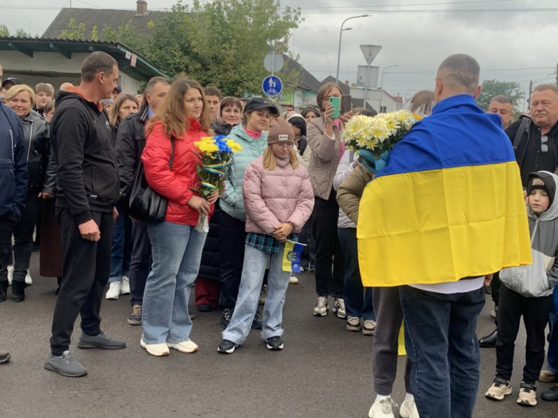 Вперше за понад 3,5 роки ступив на рідну землю: додому повернувся звільнений з полону волинянин Андрій Ховхун