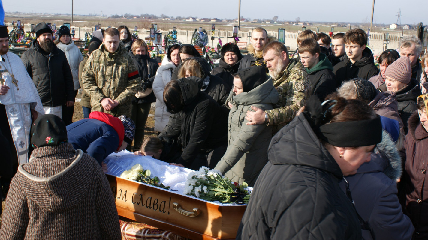 Навколішки і зі сльозами: волиняни попрощалися з Героєм Володимиром Гродським