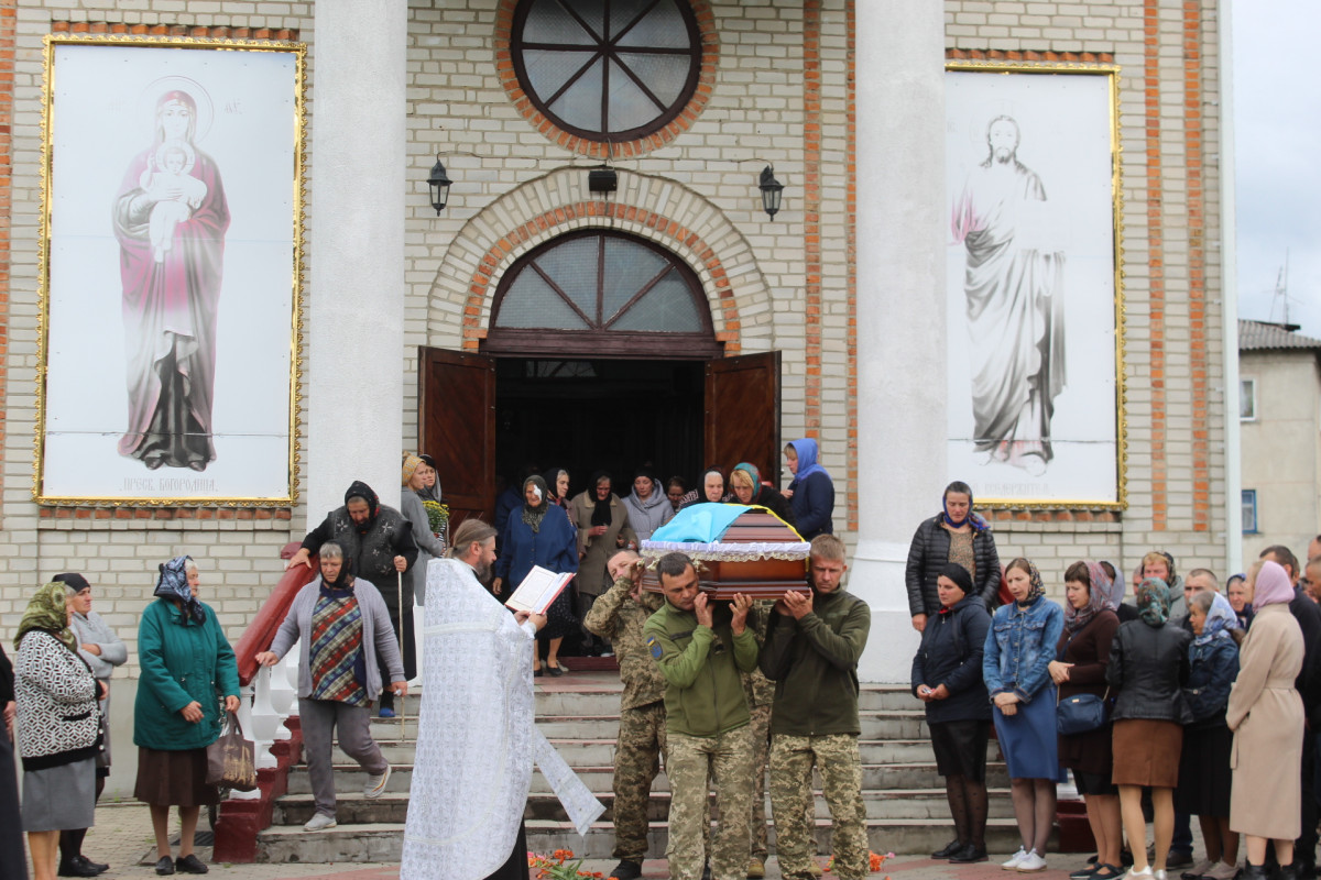 У Маневичах в останню земну дорогу провели воїна Андрія Іщика