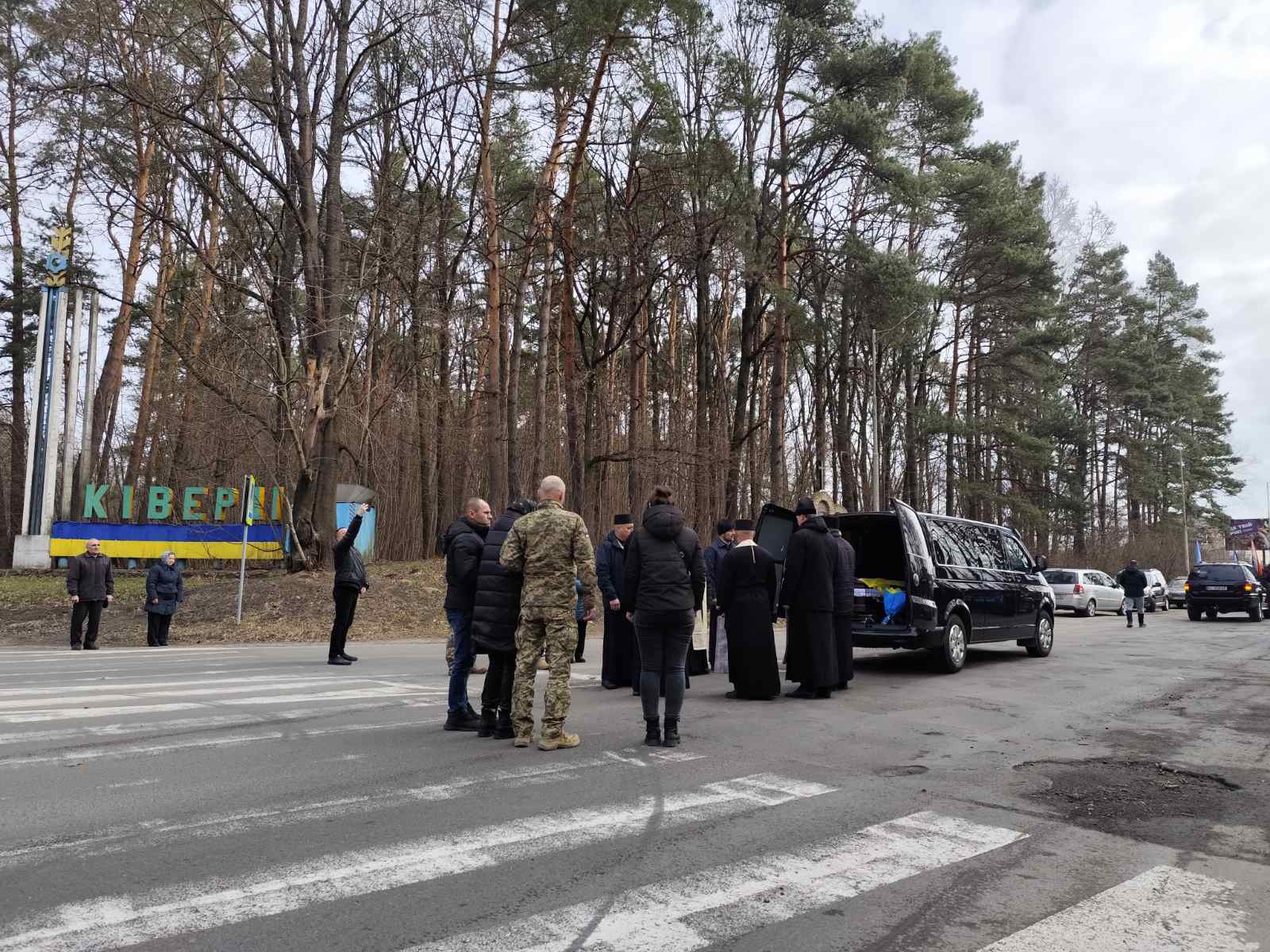 Почорніла від горя мати, овдовіла дружина, без батька залишилися діти, без дідуся - онуки: на Волині поховали Героя Олексія Трофімюка