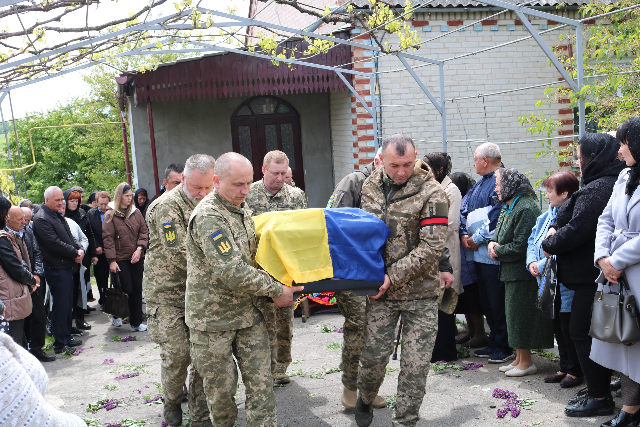 Захищав Україну з першого дня повномасштабного вторгнення: у Луцькому районі попрощалися з Героєм Леонідом Клехою