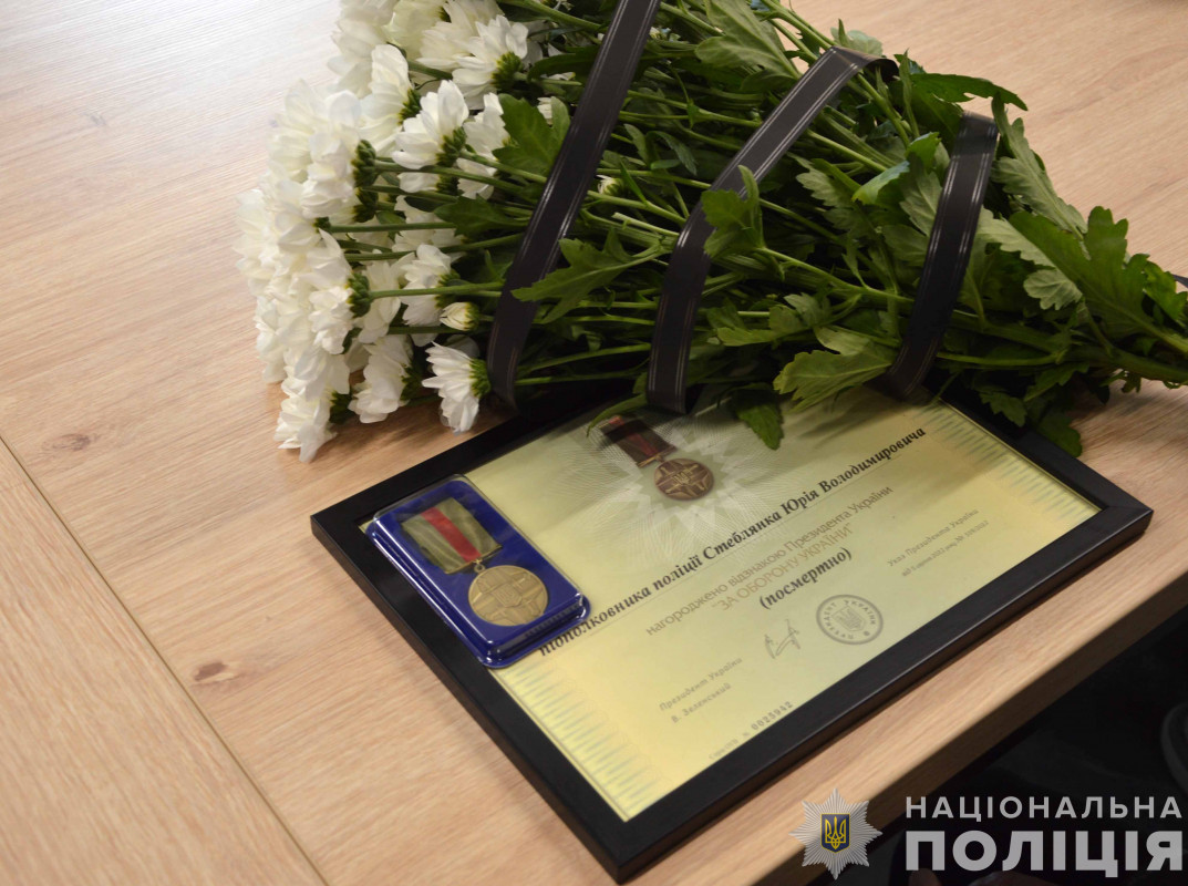 Героїчно загинули на Донеччині: у Луцьку дружинам поліцейських вручили посмертні нагороди. Фото
