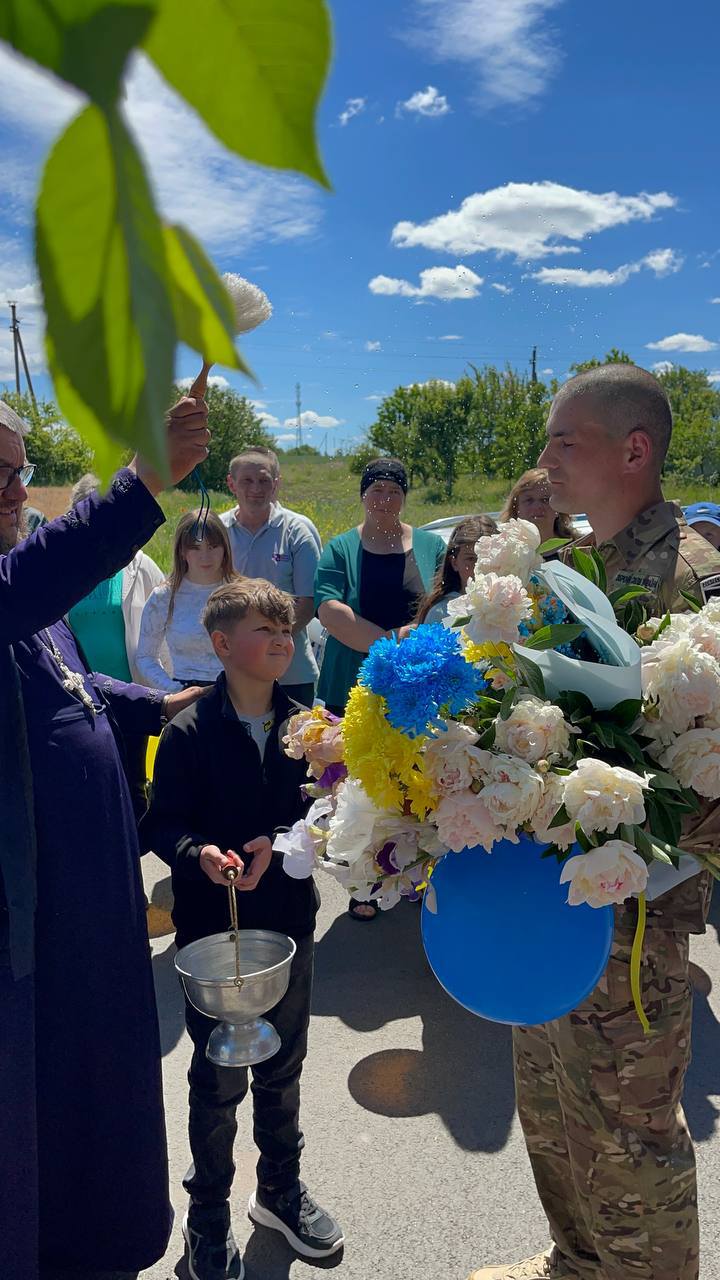Зі сльозами радості та прапорами: на Волині емоційно зустріли звільненого з полону воїна Вадима Яковського