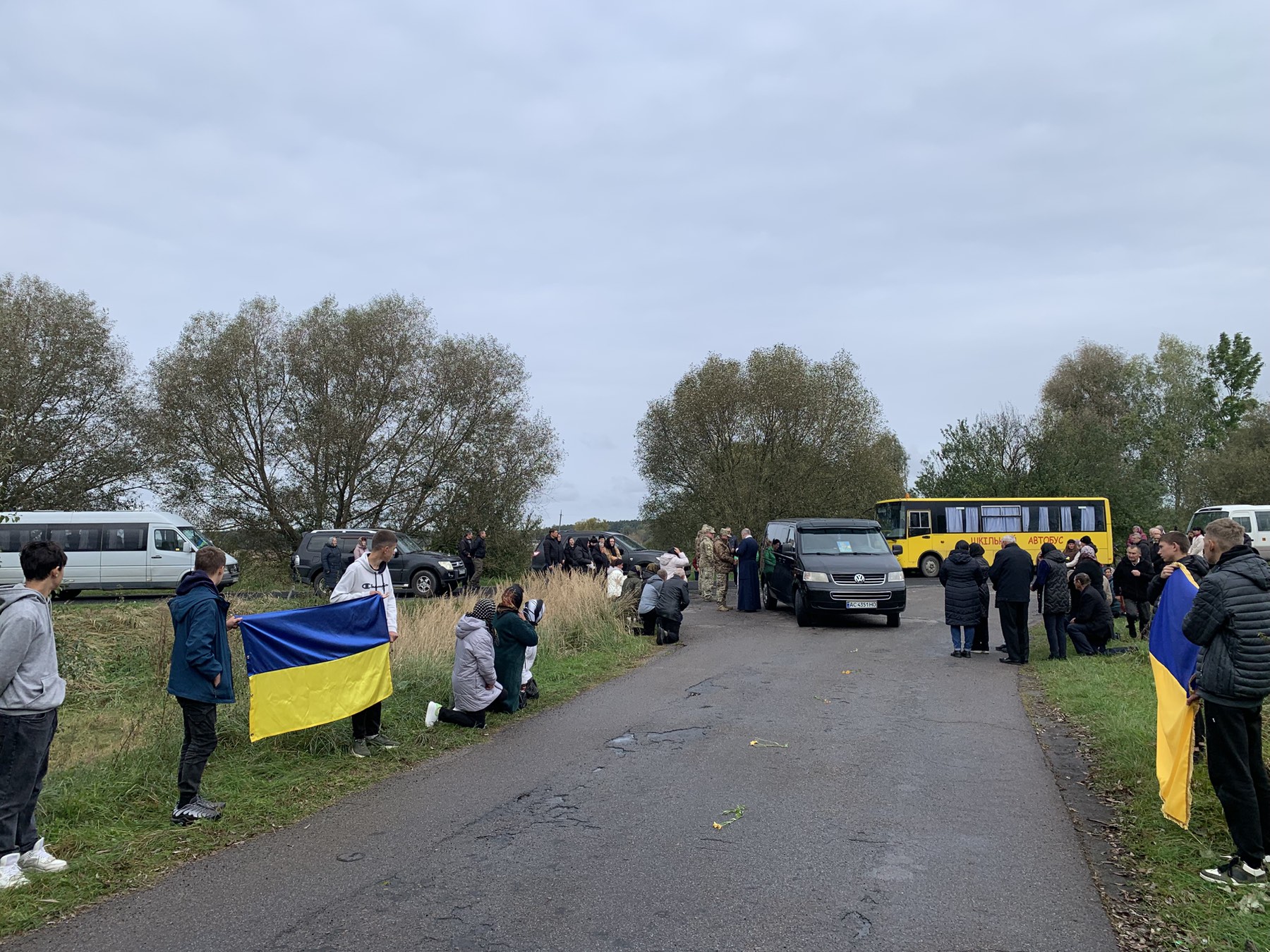 Понад рік вважався зниклим безвісти: на Волині в останню путь провели Героя Леоніда Ткача