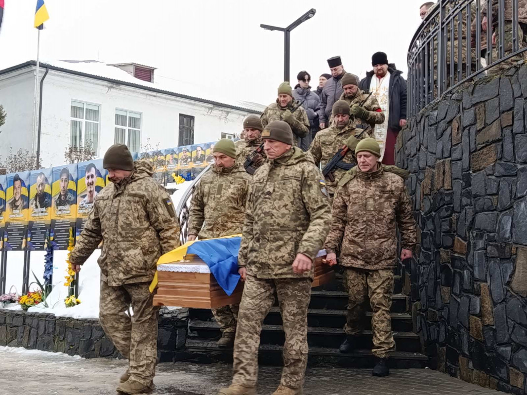 На Волині в останню земну дорогу захисника України, який загинув на фронті близько двох років тому