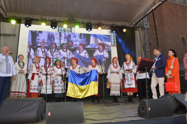 Фольклорний гурт з Волині виступив на підтримку України у Польщі