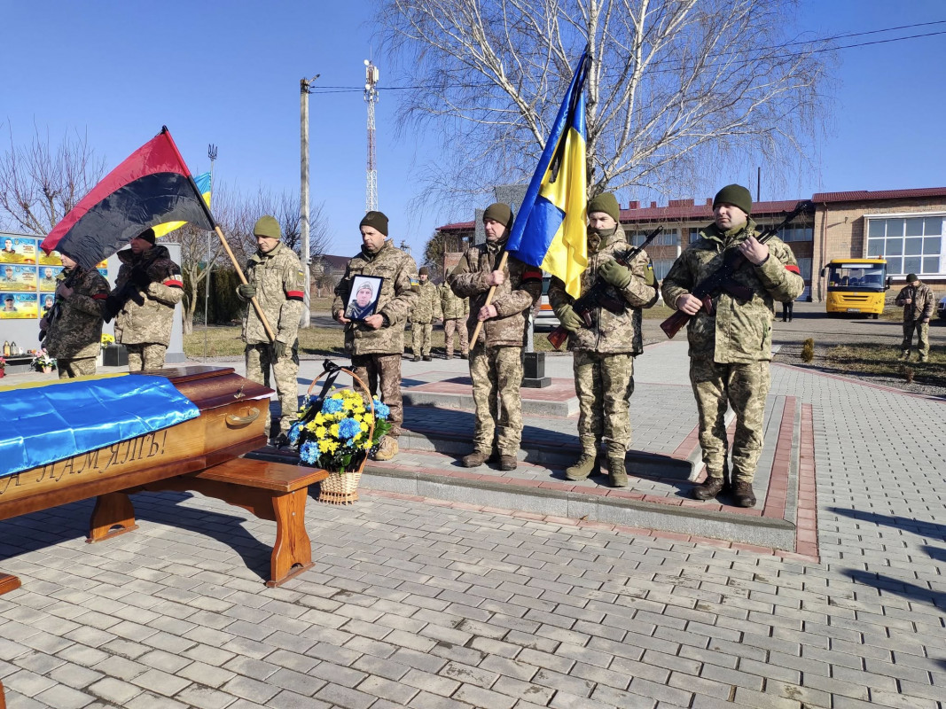 «Любив життя, але клята війна його забрала»: громада на Волині попрощалася з Героєм Аркадієм Луцюком