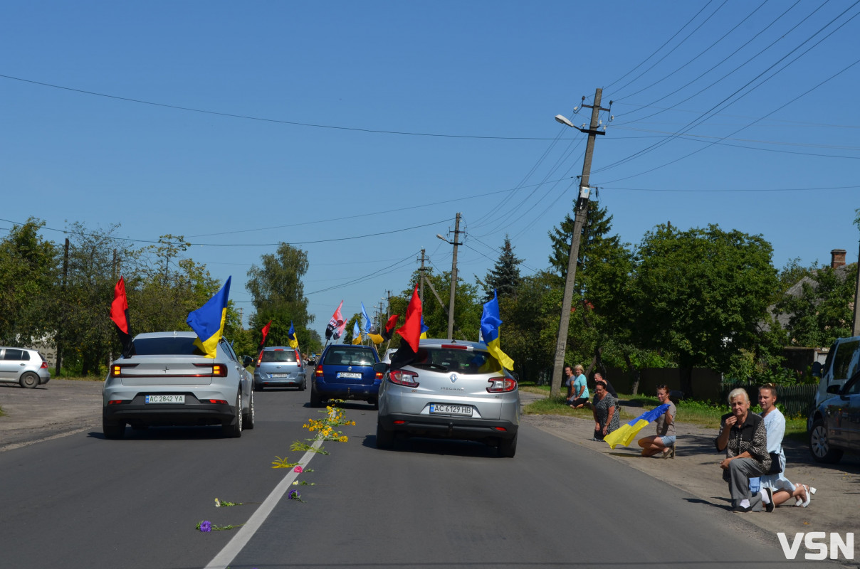 Сотні людей, прапори та квіти: востаннє додому повернувся Герой з Волині Степан Павлович