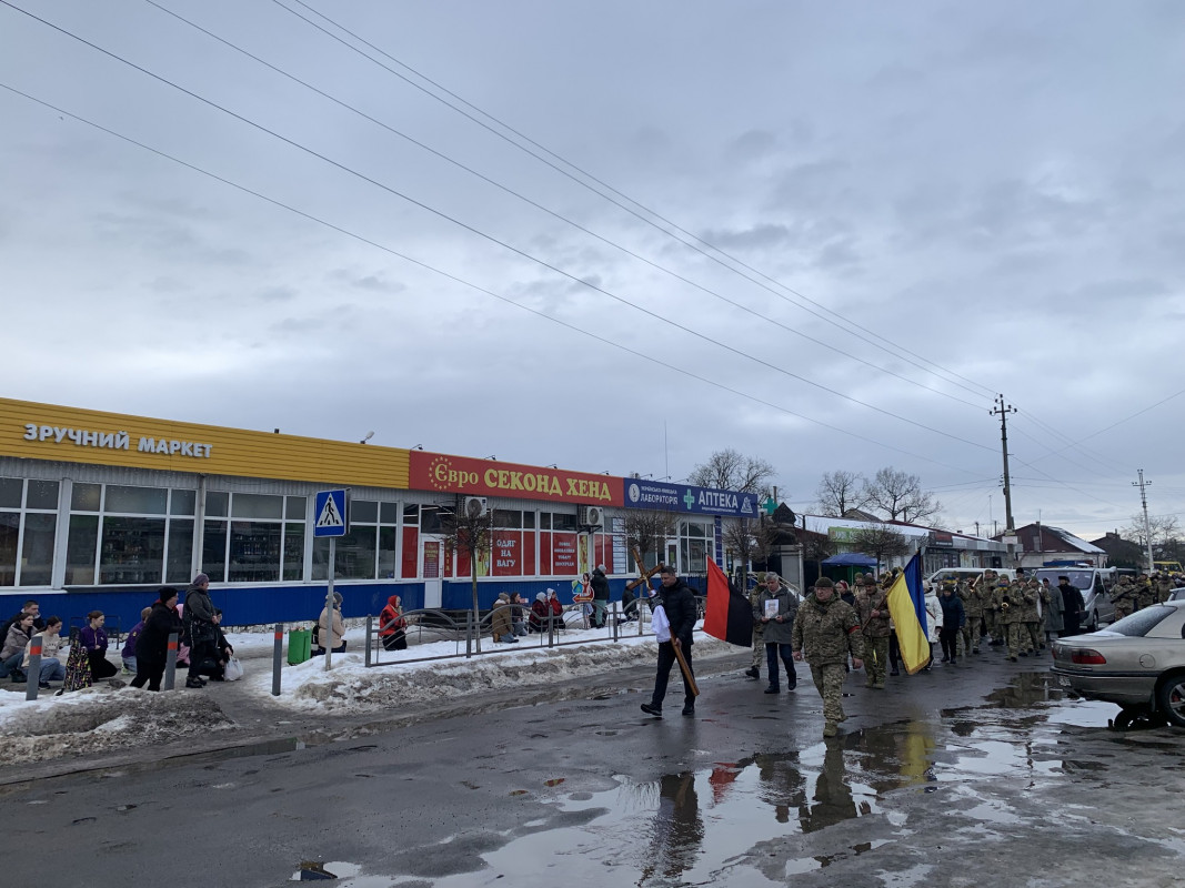 Останній пост прикордонника: жителі громади на Волині на колінах в останню дорогу провели Героя Павла Маєвського